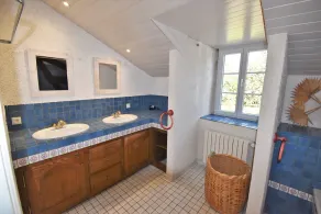 Charming house with shared heated swimming pool and landscaped park - Image 2