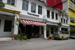 The Manor Hostel - Hostel with Private Pool - Image 3