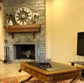 Lakeside relaxing home located in a quiet gated community - Image 2