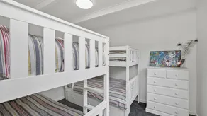 Serene Lonsdale Getaway - Image 5