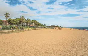 3 Bedroom Stunning Apartment In Pineda De Mar - Image 4