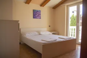 Villa Olga Apartment B. 125 meters from the sea with pool and sea view - Image 5