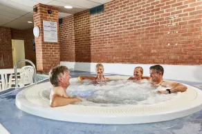 St Margaret's 2-Bed Chalet - Sleeps 4 & Pets ok - Image 3