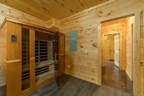 FALLING LEAF LODGE | LUXURY SECLUDED LOG CABIN - Image 2