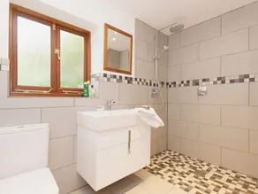 3 bedroom accommodation in Shadycombe Road - Image 2