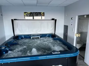 Hus med privat opvarmet indendørs pool, spa og dampbad - Image 5