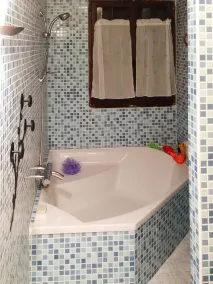 Schönes Haus, auf 2500m² Grundstück mit privatem Pool, - Image 3