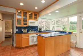 Downtown home, large deck, short walk to the heart of Hood River! Pet Friendly! - Image 5