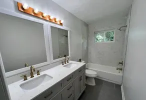 Luxe relaxing 2 bedroom townhouse with parking - Image 2
