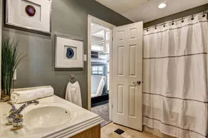 LUXURY LAKEFRONT, BOAT DOCK, 23 MINUTES FROM DOWNTOWN - Image 4