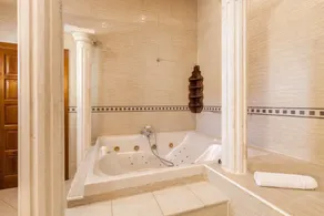 Villa avec vue sur les montagnes, piscine, jacuzzi, Wi-Fi, A/C, terrase et jardin. Animaux admis - Image 3