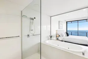 Sealuxe Seaview Suites - Central Surfers Paradise - Image 4