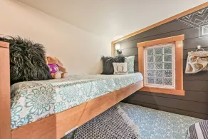 HELT NY! Wine Themed Tiny House in the Woods Near Wineries - Image 5