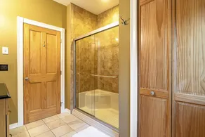 Secluded 5K Sq Ft Retreat: Sauna, Hot Tub & Games - Image 4