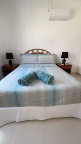 Apartamento térreo com piscina, A / C, TV, DVD, WIFI, pátio e estacionamento privativo - Image 2