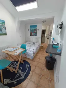 1 Bed Cottage - Sleeps 2 - Parking - WIfi - Image 4