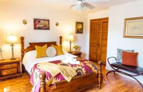 Beautiful Cottage on Large one Acre Private Lot - Image 5