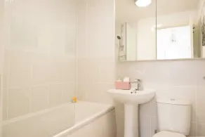 3 BEDROOM HOUSE * SLEEPS 6 * PARKING * GARDEN - Image 3