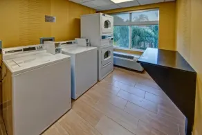 Family & Friends Getaway! 3 Spacious Units, Free Hot Breakfast, Free Parking! - Image 3