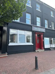 Continental Hotel with access to shared kitchen - Image 5