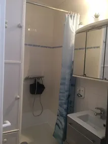 Cosy studio, close to the beach, real bed and parking - Image 2