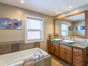 Affordable 3 Bedroom House - Private Hot Tub, Ski Room & Garage - Pet friendly! - Image 5