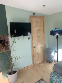 Cosy leafy cabin near city centre.  Free parking - Image 3