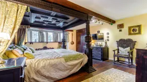 Grade II* listed holiday home with off-street parking and an open-plan garden - Middle Gable - Image 5