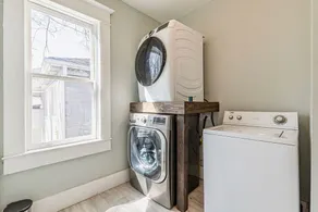 2 Story Large Apartment | 5 min to Downtown - Image 3