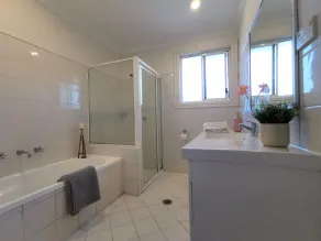 Comfy 4 Bedroms Corner House - Image 5