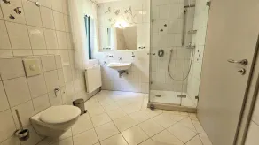 Rolig, rummelig lejlighed med balkon - Image 2