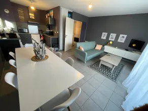 Garden-Level Apartment 100m from Beach with Parking & Terrace - Image 5