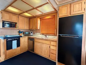Dockside Retreat Aboard Savannah Rae - Image 4