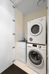 Spacious Melbourne CBD 2-bed Close to Everything - Image 2