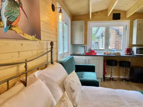 Beautiful studio style lodge, located in the Kent countryside - Image 4
