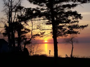 BOOK NU FOR 2019 !!  BEAUTIFUL 4 BDRM HOUSE ON LAKE ONTARIO. - Image 2