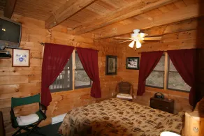 2 milles à raquette isolée Log Cabin 3BR sur 9 acres Hot Tub Waterfall - Image 3