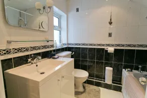 Glascoed - sleeps 4 guests  in 2 bedrooms - Image 2