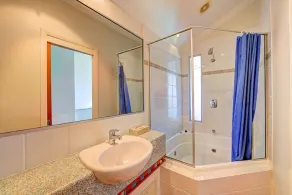 Burnett Riverside Hotel - Image 3