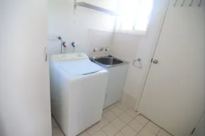 Large property, walking distance to main street, shops and playground - Image 4