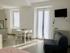 Cesira hus med stor trädgård vid sjön Orta - Image 5