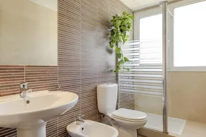 Maison moderne près de la plage avec piscine, terrasse sur le toit, Wi-Fi et climatisation - Image 3