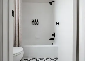 Modern home in quiet neighborhood - 19 minutes to downtown. - Image 4
