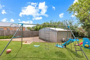 Pet Friendly 3 bedroom house with large backyard - Image 2