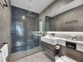 Modern, chic 3BR townhouse in luxury complex, top location, free wifi - Image 3