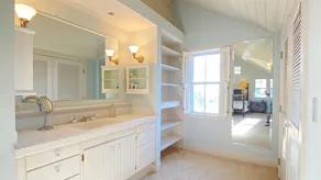 Stunning, Classic Renovated Greek Revival - few mins Walk to Main St & VH Ferry - Image 3