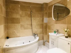 Large Group Friendly South Belgravia 4BR Apt - Image 2