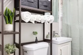 Spacious 3 Bedroom Apartment - 10 Minutes to Downtown - Sleeps up to 10 - Image 4