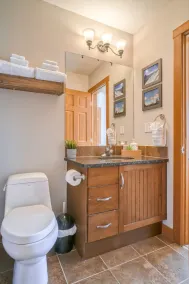 Incredible Mountain View Townhouse Sleep 6 PPL in DT Canmore w/ AC & UG Parking - Image 3