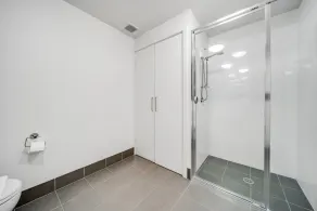 Comfy 2-Bed Near the Lake with Secure Parking - Image 4